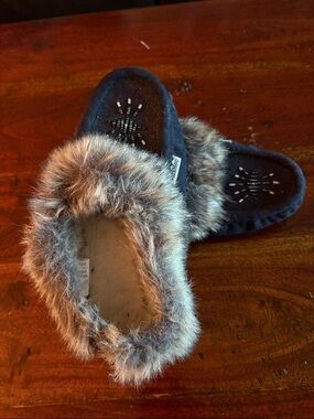 Minnetonka Navy Kids Faux-Fur Trim Slip-On Slippers